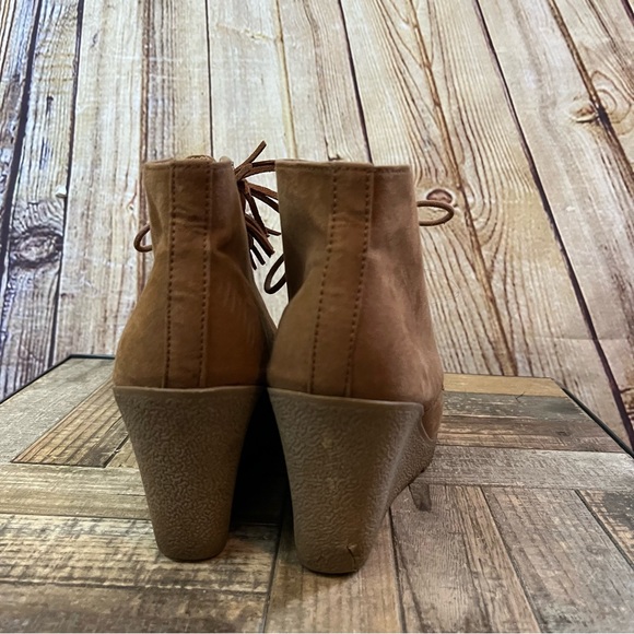 Camel colored fringe wedges size 6.5 - Picture 2 of 9